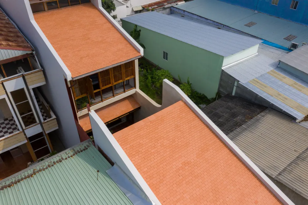 Nhìn từ trên cao các gian nhà được tách ra như các ngôi nhà Bè trong văn hóa sông nước của người miền Tây.