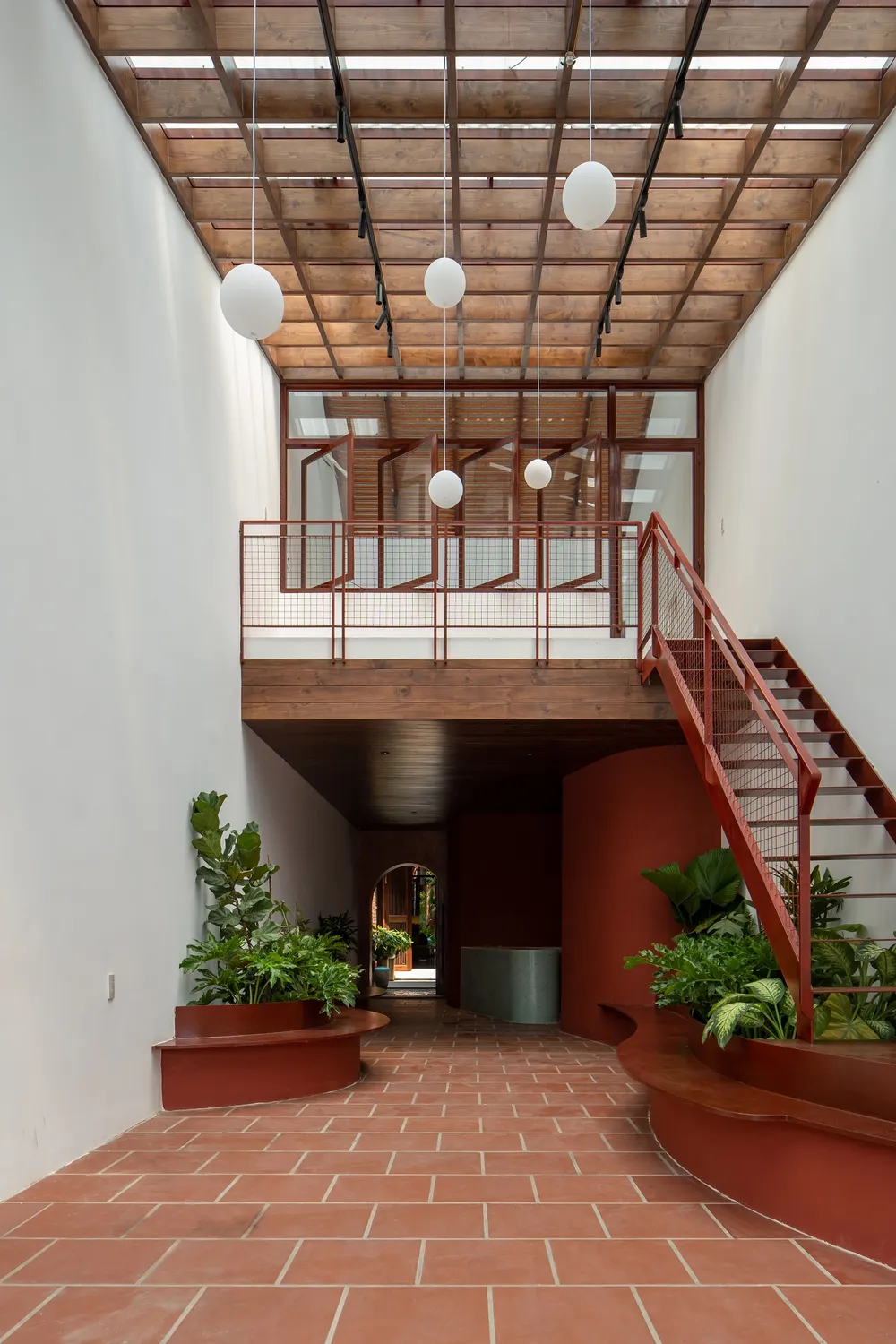 Nhà Cần Thơ được kiến trúc sư AD9 Architects xây dựng ý tưởng khiến con người gợi nhớ về cội nguồn và bản sắc văn hóa của ông cha.