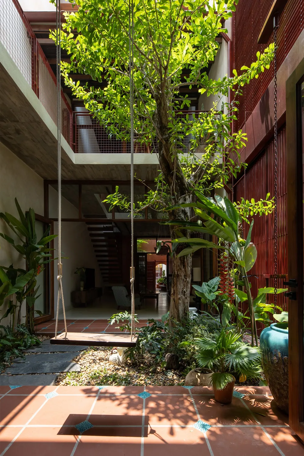 Việc tổ chức các không gian được sắp xếp theo trình tự: không gian buôn bán- sân trong- phòng khách- bàn ăn, bếp- sân phụ- phòng ngủ.