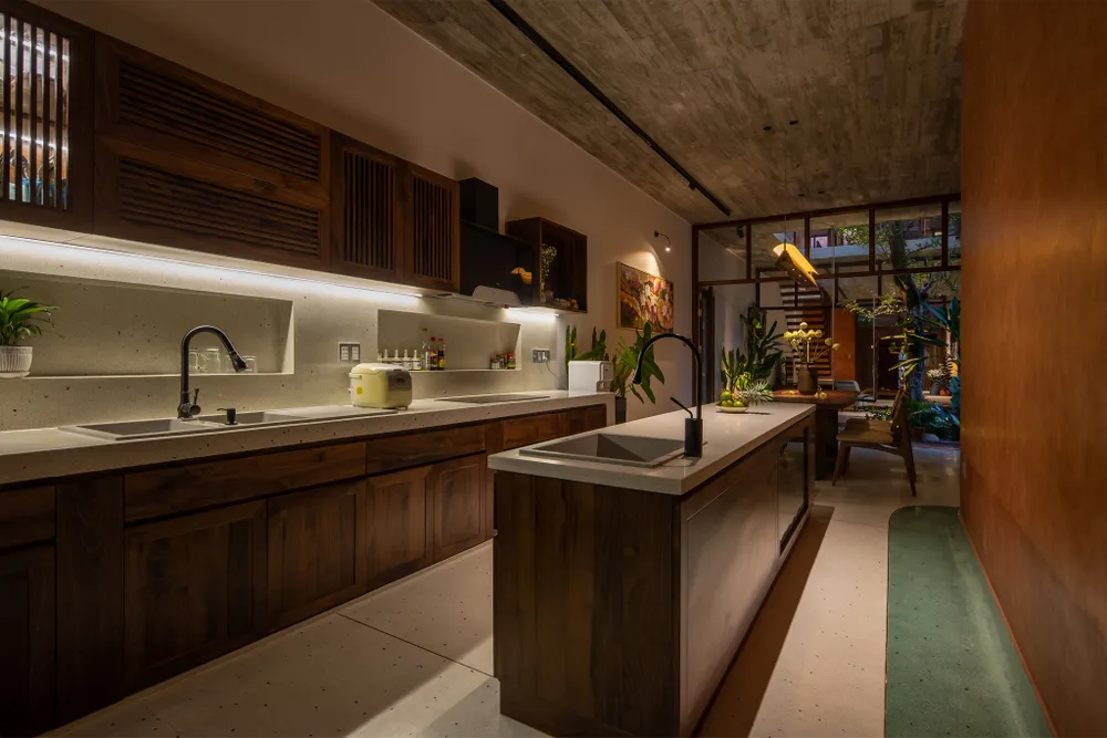 Ở không gian bếp, kiến trúc sư bố trí thêm đảo bếp. Vị trí này là nơi gia đình quây quần bên nhau.