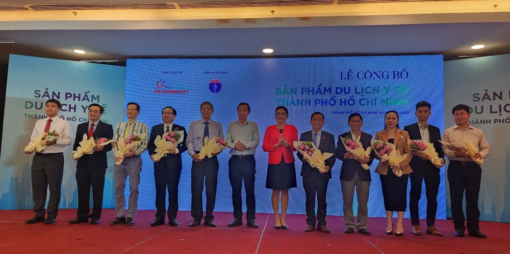 Lãnh đạo Sở Du lịch và Sở Y tế tặng hoa cho đại diện các bệnh viện trên địa bàn TP.HCM. Lãnh đạo Sở Du lịch và Sở Y tế tặng hoa cho đại diện các bệnh viện trên địa bàn TP.HCM.