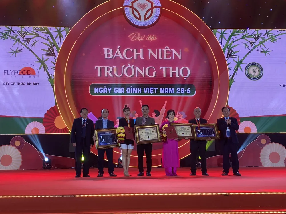 Tổ chức Kỷ lục Việt Nam đã trao tặng kỷ lục chương trình đại tiệc bách niên trường thọ.