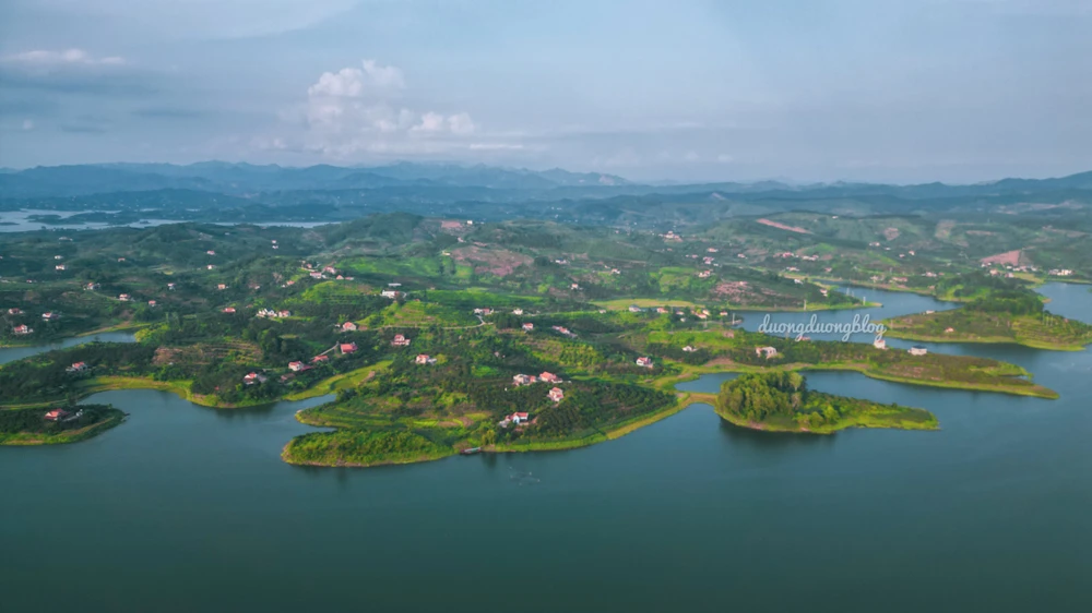 Hồ Cấm Sơn nằm trên địa phận huyện Lục Ngạn.