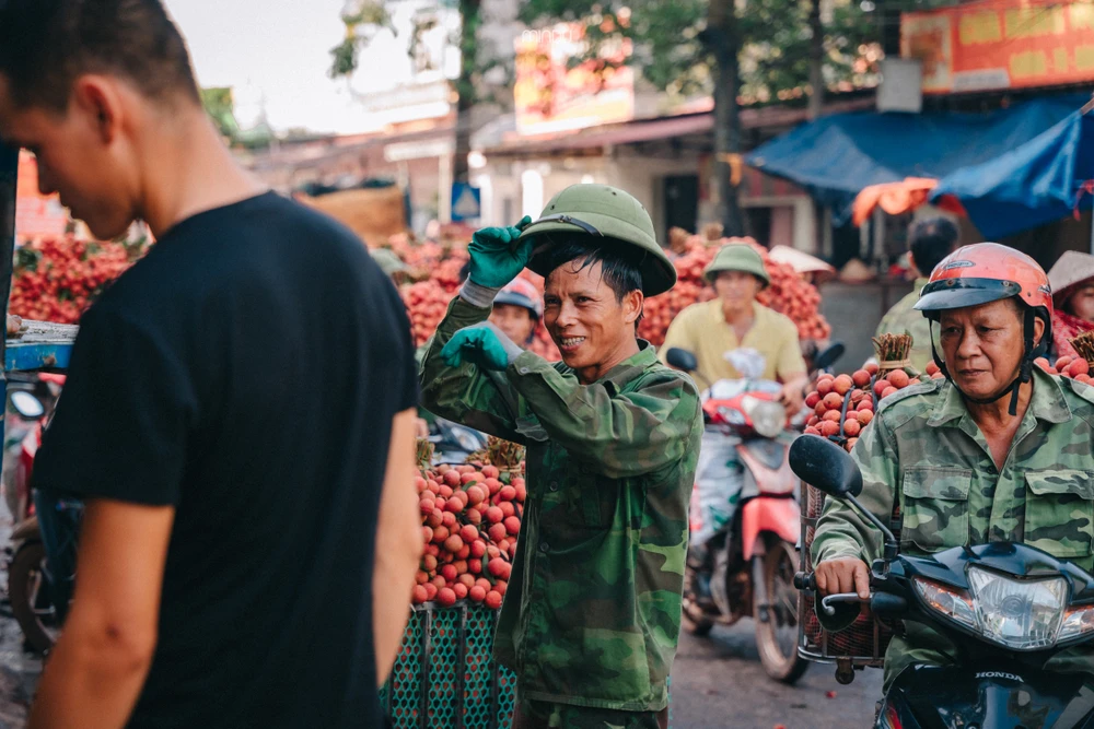 Khu chợ Tân Sơn tấp nập người dân buôn bán vải.