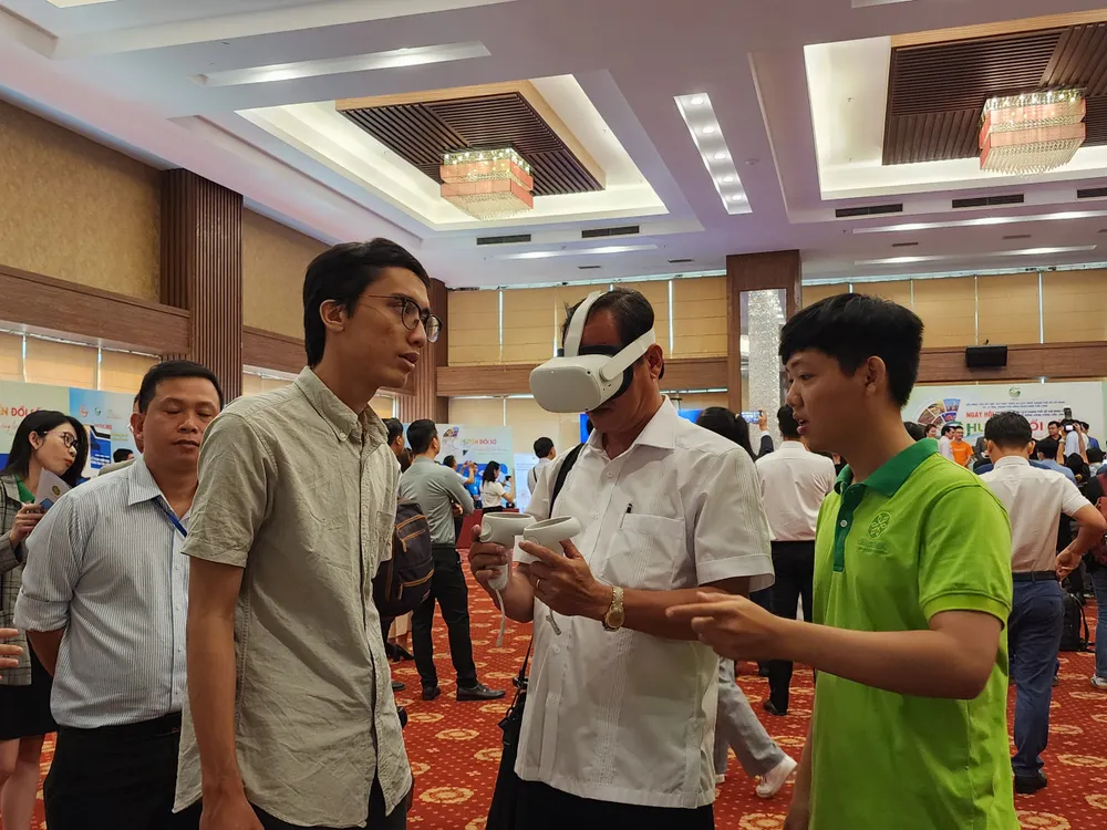 Các đại biểu trải nghiệm ứng dụng thực tế ảo tại ngày hội chuyển đổi số TP.HCM và 13 tỉnh, thành ĐBSCL. Ảnh: THU TRINH.