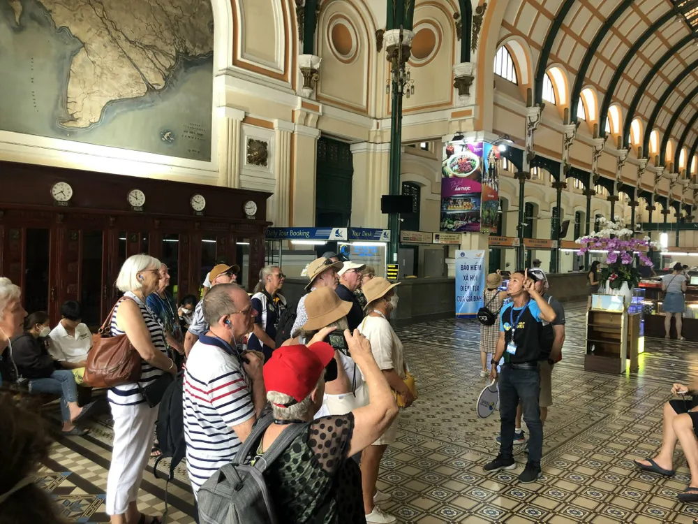 Khách quốc tế tham quan Bưu điện TP.HCM.