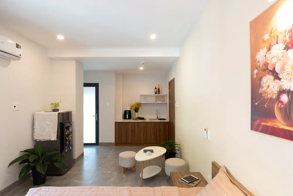 Tòa nhà gồm bốn tầng chính, một tầng bán hầm và sân thượng, tiếp giáp hai mặt tiền hẻm. Tầng bán hầm dành cho không gian để xe, kỹ thuật và kho.