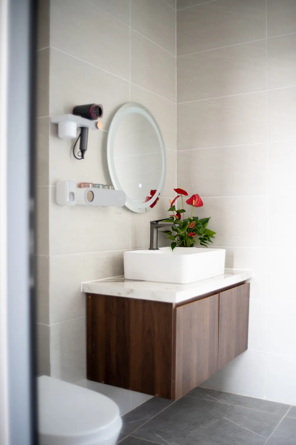 Tầng 1,2,3 chủ nhà dùng khai thác căn hộ cho thuê với tổng số sáu phòng mỗi phòng có vệ sinh riêng.