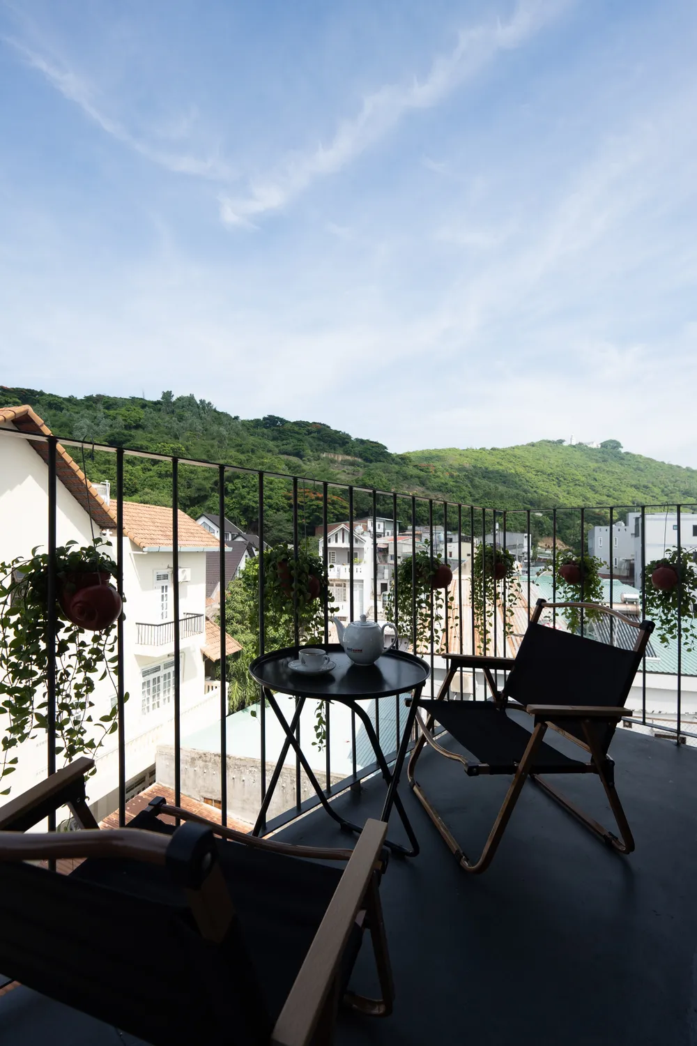 Các phòng đều có ban công hoặc logia để trồng cây, tạo view nhìn ra mảng xanh cho căn hộ.