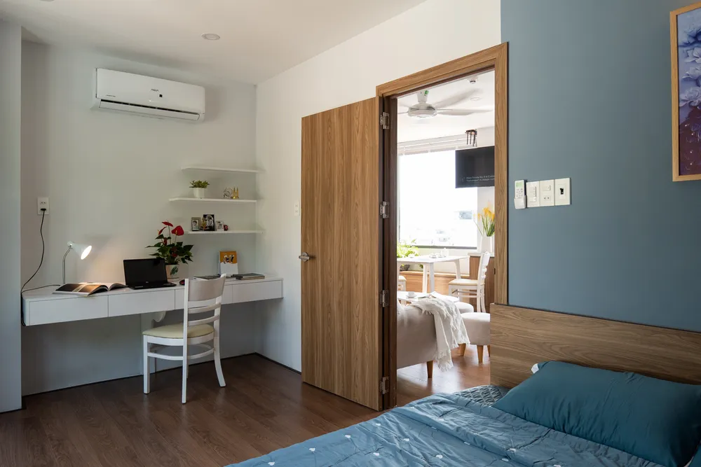 Giao thông đứng gồm một cầu thang bộ và thang máy.