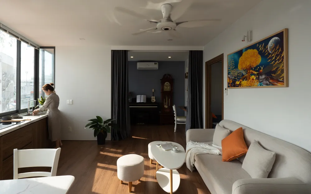 Tầng bốn là khu vực của gia chủ, không gian gồm phòng khách, bếp, vệ sinh, một phòng ngủ chính và một phòng ngủ cho con.