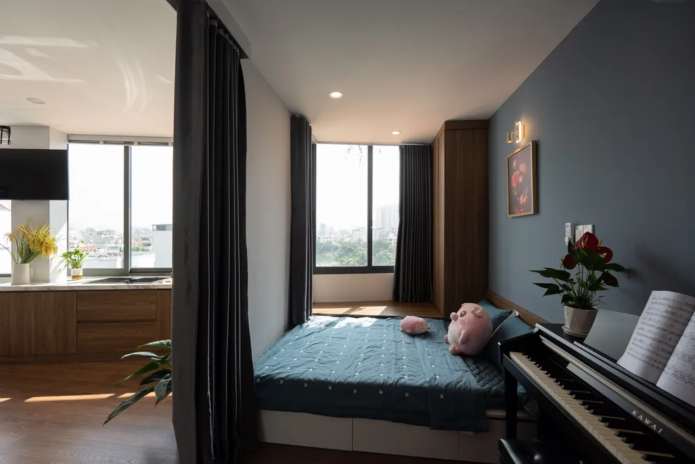 Khu vực sân thượng tòa nhà gồm phòng thờ, vệ sinh, khu giặt, phơi đồ và khoảng sân rộng chứa tối đa 20 người dành cho các bữa tiệc của gia đình.