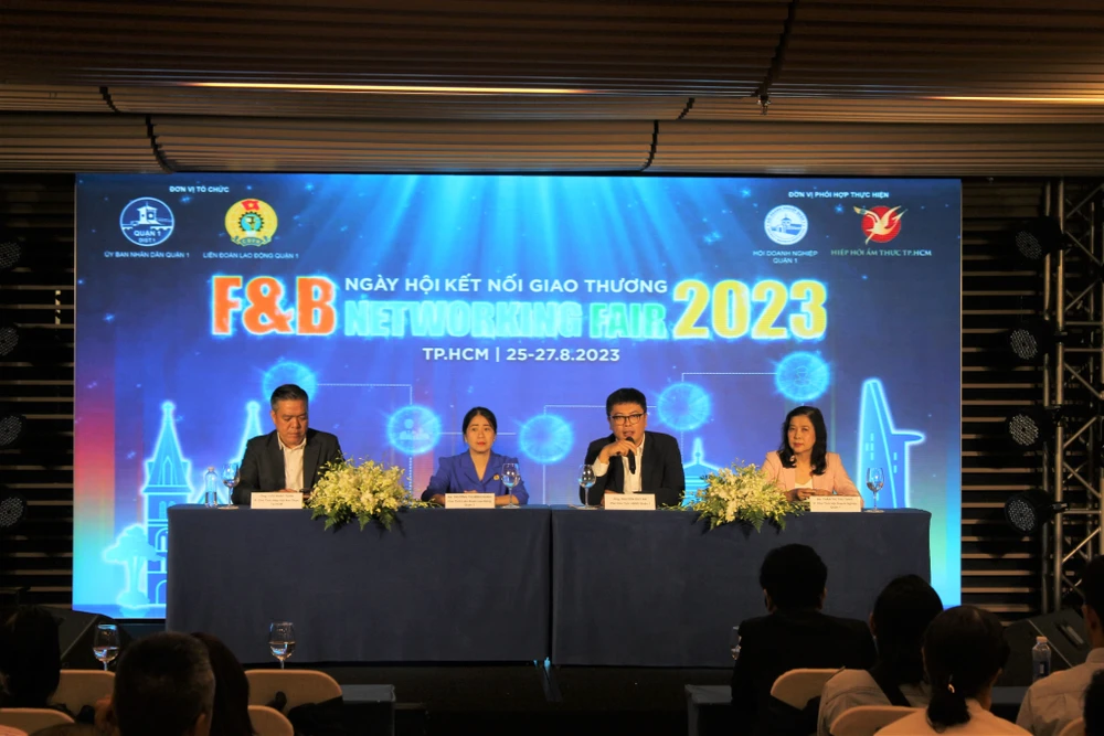 Lãnh đạo UBND quận 1, hiệp hội ẩm thực TP.HCM trả lời báo chí tại lễ công bố ngày hội kết nối giao thương.