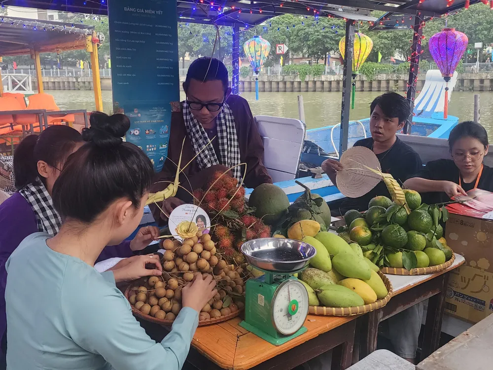 Không gian dưới thuyền giới thiệu các sản phẩm trái cây vùng miền. Ảnh: THU TRINH.