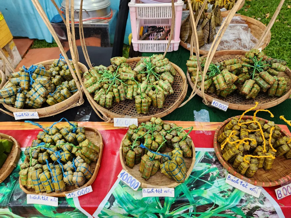 Nhiều loại bánh tét được trưng bày.