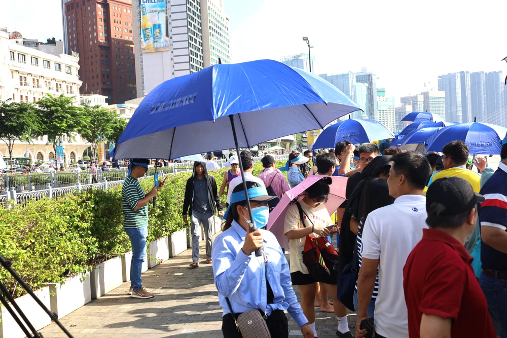 Mặc dù trời nắng nóng nhưng cổ động viên vẫn đội nắng cổ vũ các đội tham gia.