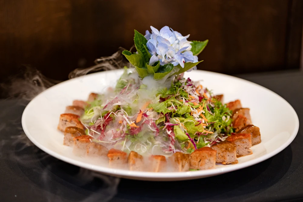 Món ăn trưng bày, được chế biến kết hợp các loại sốt.