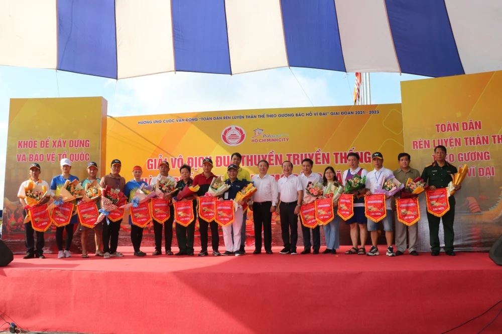 Lãnh đạo TP.HCM trao cờ lưu niệm và hoa cho đại diện các đội đua thuyền.