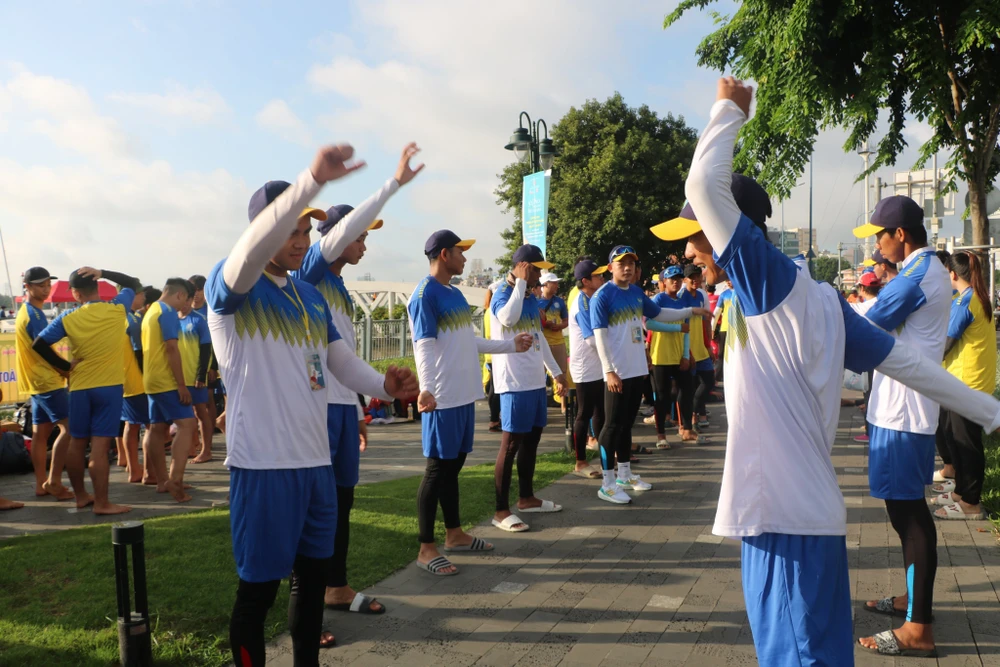 Các đội khởi động trước khi tham gia thi đấu.