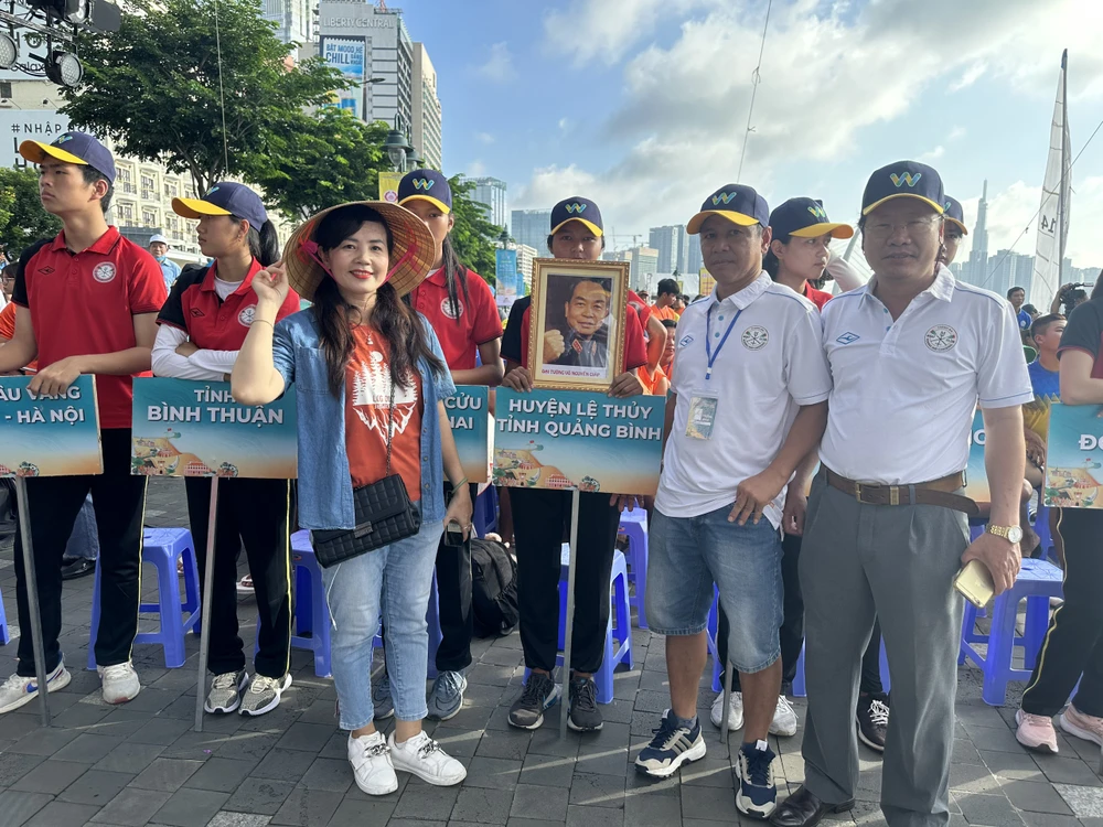 Cùng đó, đội 20 nam hạng A của An Xá, Lộc Thuỷ, Lệ Thuỷ, Quảng Bình) đạt huy chương đồng. Được biết, trai bơi An Xá, từng đạt giải nhất Lễ hội đua thuyền truyền thống trên sông Kiến Giang năm 2022.