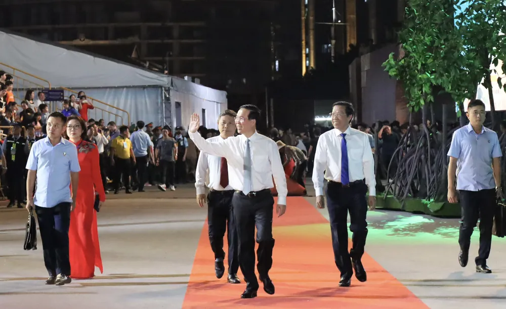 Chủ tịch nước Võ Văn Thưởng cùng lãnh đạo Trung Ương, lãnh đạo TP.HCM đến tham dự chương trình nghệ thuật Dòng sông kể chuyện.