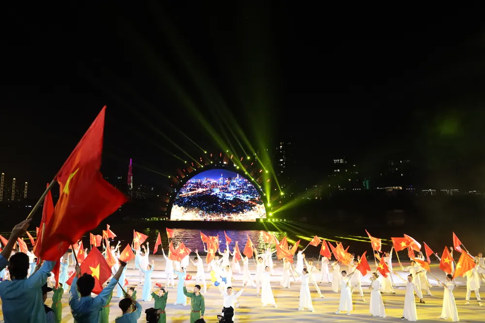 Các màn trình diễn khơi gợi tình yêu quê hương, đất nước. Các màn trình diễn khơi gợi tình yêu quê hương, đất nước.