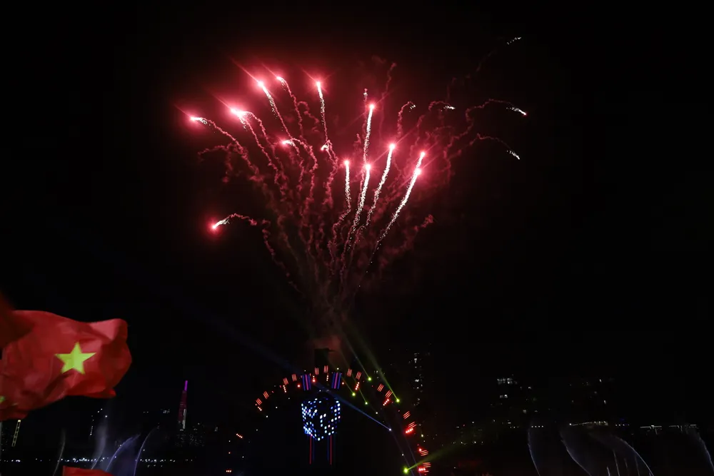 Chương trình sử dụng những công nghệ biểu diễn và tương tác hiện đại bao gồm nghệ thuật chiếu sáng 3D trên toàn bộ phần sàn của bối cảnh trên bờ. Trình diễn flyboard kết hợp trình diễn drone show và pháo hoa. Chương trình sử dụng những công nghệ biểu diễn và tương tác hiện đại bao gồm nghệ thuật chiếu sáng 3D trên toàn bộ phần sàn của bối cảnh trên bờ. Trình diễn flyboard kết hợp trình diễn drone show và pháo hoa.