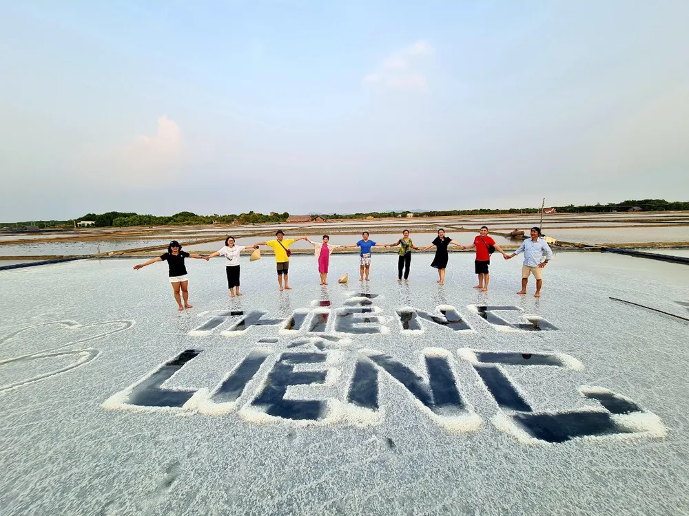 Du khách đến Thiềng Liềng tham quan ruộng muối và chứng kiến quy trình làm muối ở nơi đây.