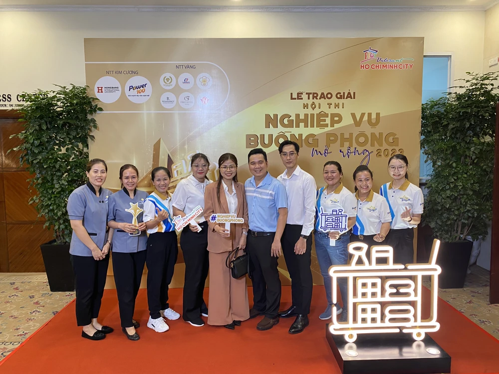 Ban tổ chức chụp ảnh lưu niệm tại lễ trao giải