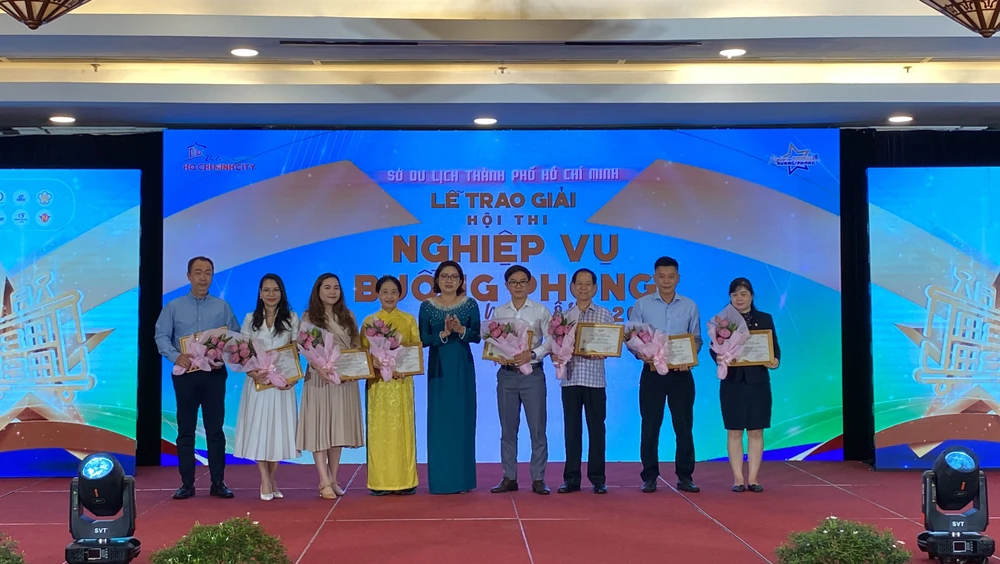 Bà Bùi Thị Ngọc Hiếu tặng hoa cho các đơn vị đồng hành cùng hội thi.