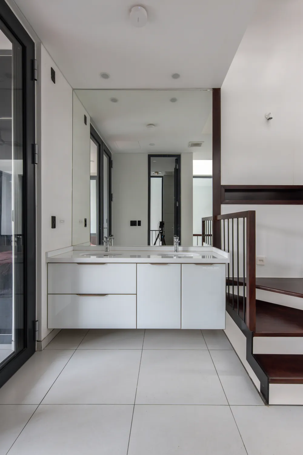 Một không gian nhỏ được thiết kế bồn rửa tay.