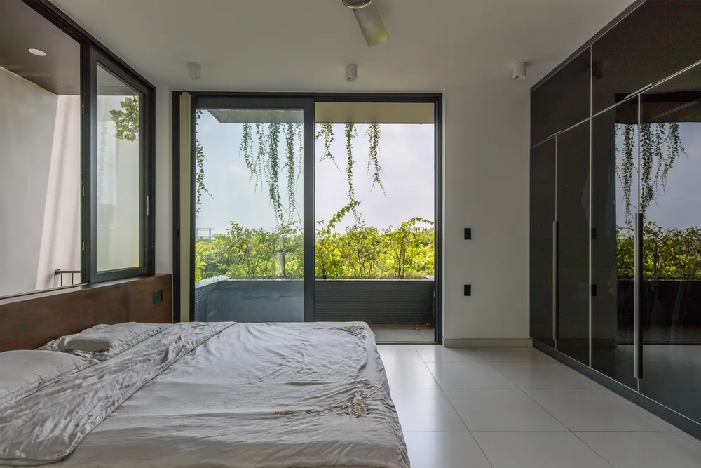 Bốn phòng ngủ trong nhà đều có từ 3-4 cửa để thông gió và lấy sáng tự nhiên, đây là điều cực hiếm ở trong các ngôi nhà ống tại Việt Nam.