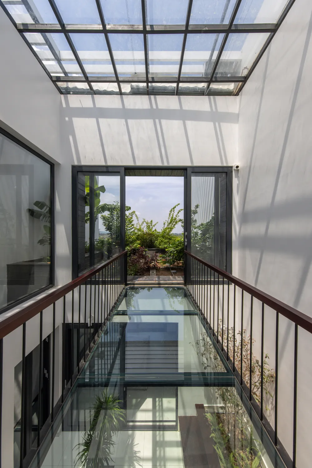 Tầng bốn được làm cao hơn các tầng dưới để tăng hiệu quả về thông gió. Người sử dụng ở tầng bốn sẽ ít cảm nhận được khí nóng ở phía trên mái do có khoảng cách lớn.