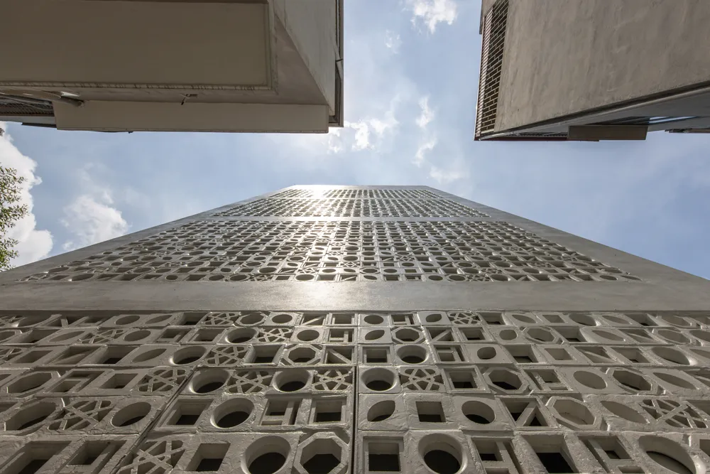 Ngôi nhà có bốn tầng với hai khối chức năng chính được liên kết với nhau qua cầu thang bộ và không gian nghỉ ngơi.