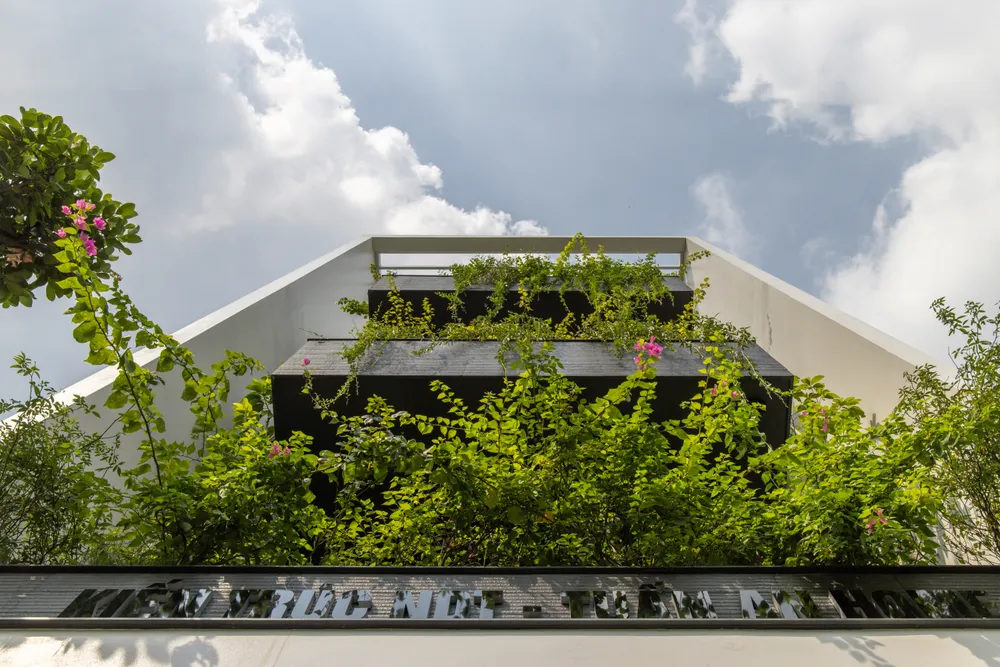 Hạn chế của lô đất là chiều sâu chỉ 14 m và mặt tiền chính hướng Tây Nam nhưng lại có lợi thế chiều rộng mặt tiền là 6,4 m.