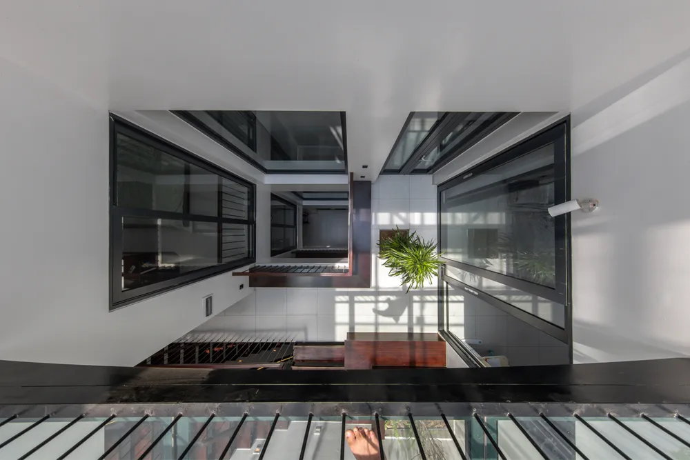 Từ đó tạo ra nhiều không gian ngoài trời ở các cao độ khác nhau và tăng hiệu quả thông gió, chiếu sáng tự nhiên.