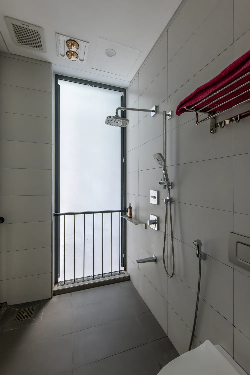 Kiến trúc sư chỉ bố trí mỗi tầng một phòng vệ sinh và vị trí có sự thay đổi từ tầng một lên tầng hai, ba. Do đó tạo ra sự biến đổi linh hoạt cho công năng từng tầng.