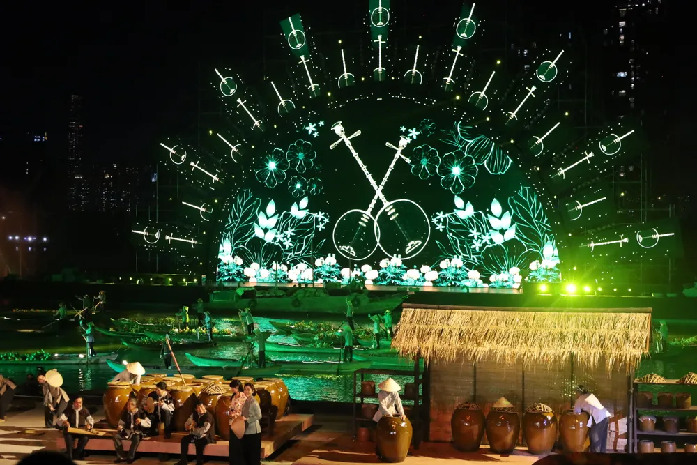 Chương trình nghệ thuật với chủ đề &quot;Dòng sông kể chuyện&quot; đem lại ấn tượng khó quên trong lòng người dân và du khách.