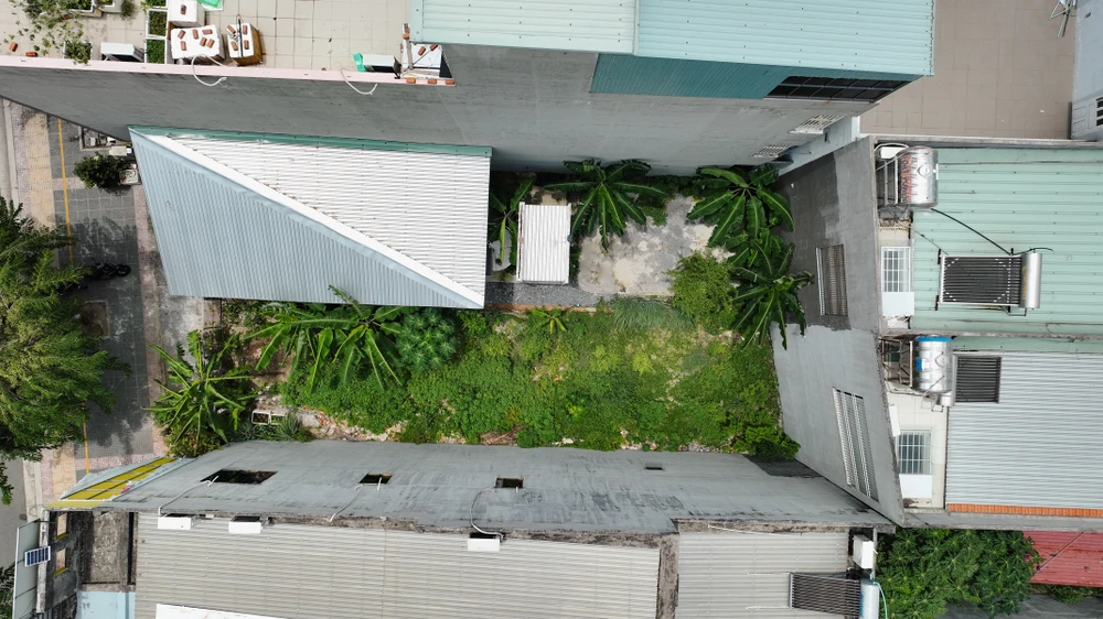 Công trình được xây dựng trên khu đất trống thuê diện tích 100 m2. Diện tích xây dựng 35 m2, còn lại là sân vườn cây xanh.