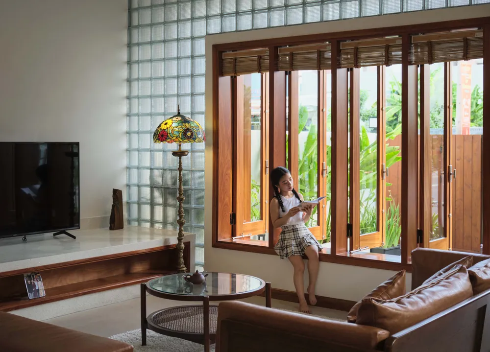 Công trình có nhiều lớp chống nắng như cây xanh, khoảng lùi, hệ cửa hai lớp.