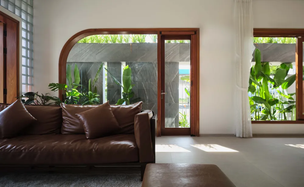 Phòng khách thoáng rộng. Ánh sáng, gió, cây xanh kết nối với không gian bên trong nhà.