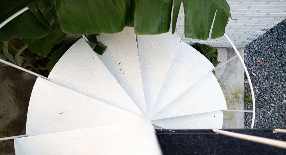 Chiếc cầu thang sơn trắng được thiết kế bên ngoài.