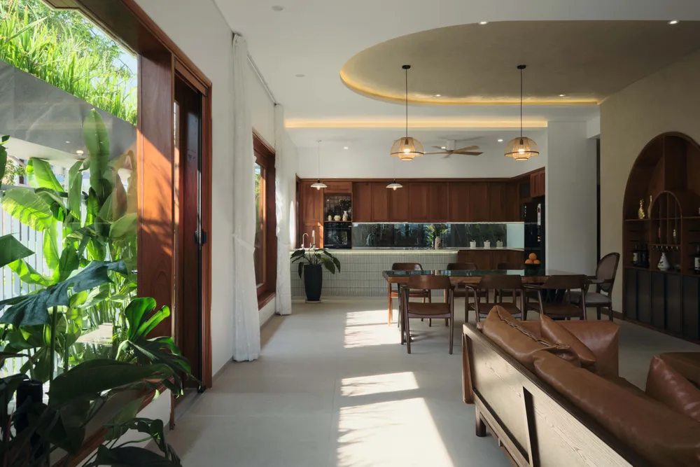 Tầng trệt là không gian liên thông giữa phòng khách, bếp và bàn ăn.