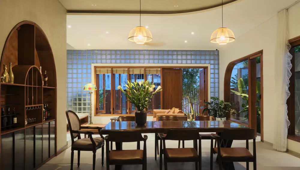 Các cửa sổ lá sách được sử dụng tại công trình.