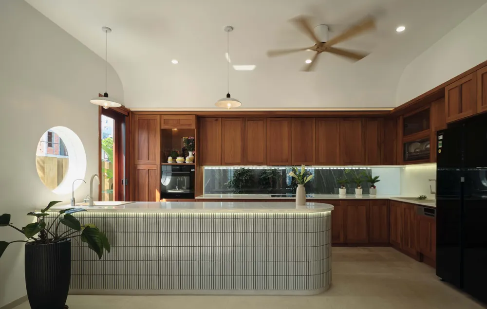 Nội thất sử dụng các vật liệu tự nhiên truyền thống như mây tre đan Hội An, các khung cửa gỗ.