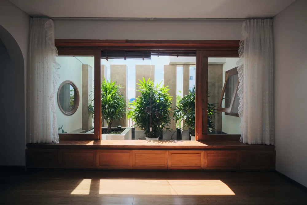 Những khoảng trống đều được lấp đầy bằng cây xanh khiến cho chủ nhà dù ở trong nhà hay bên ngoài đều thấy thoải mái và gần gũi.