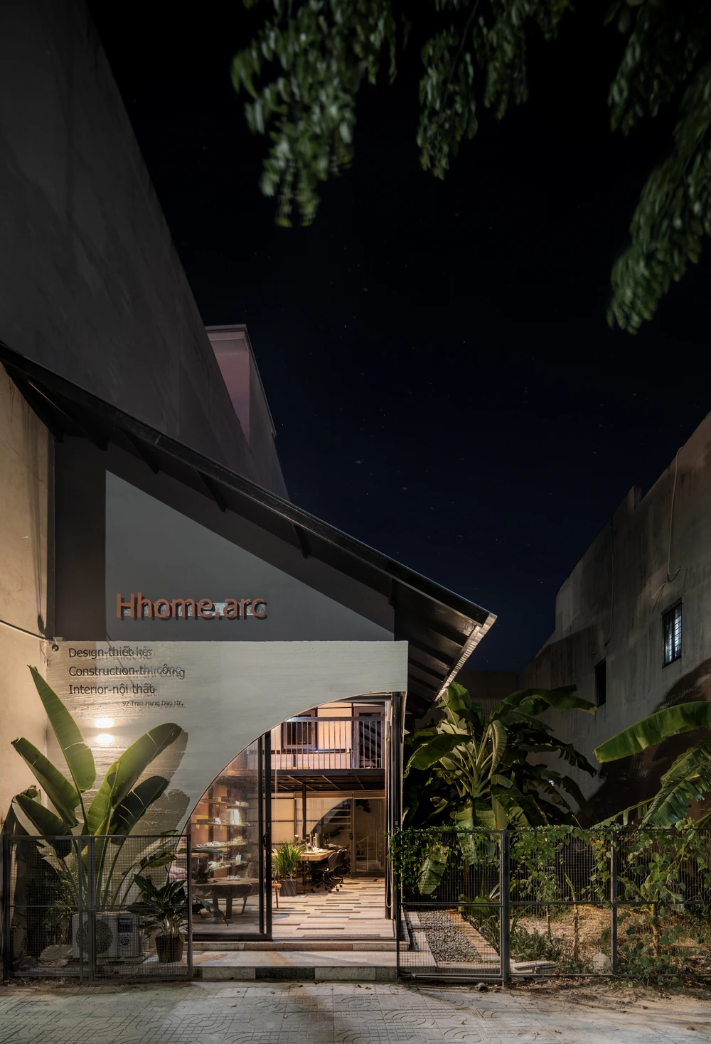 Công trình bao gồm một trệt và một gác lửng dành cho không gian làm việc. Khu vệ sinh nằm tách biệt phía ngoài để mang lại sự thông thoáng. Tổng diện tích sàn sử dụng 51 m2.