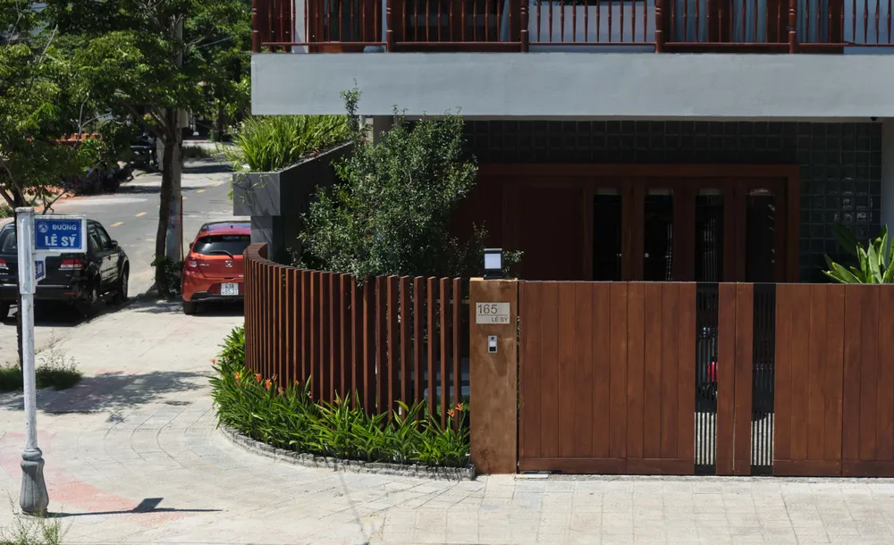 Như một điểm nhấn nhẹ nhàng giữa lòng thành phố, NI Villa mang đậm dáng vẻ của một ngôi nhà Á Đông.