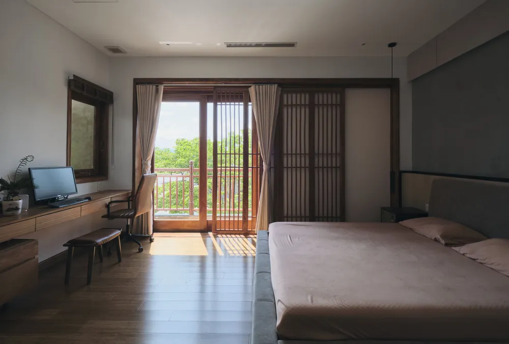 Phòng ngủ được thiết kế vô cùng tinh gọn, tiện lợi và được kiến trúc sư lồng ghép kiến trúc truyền thống Hội An.