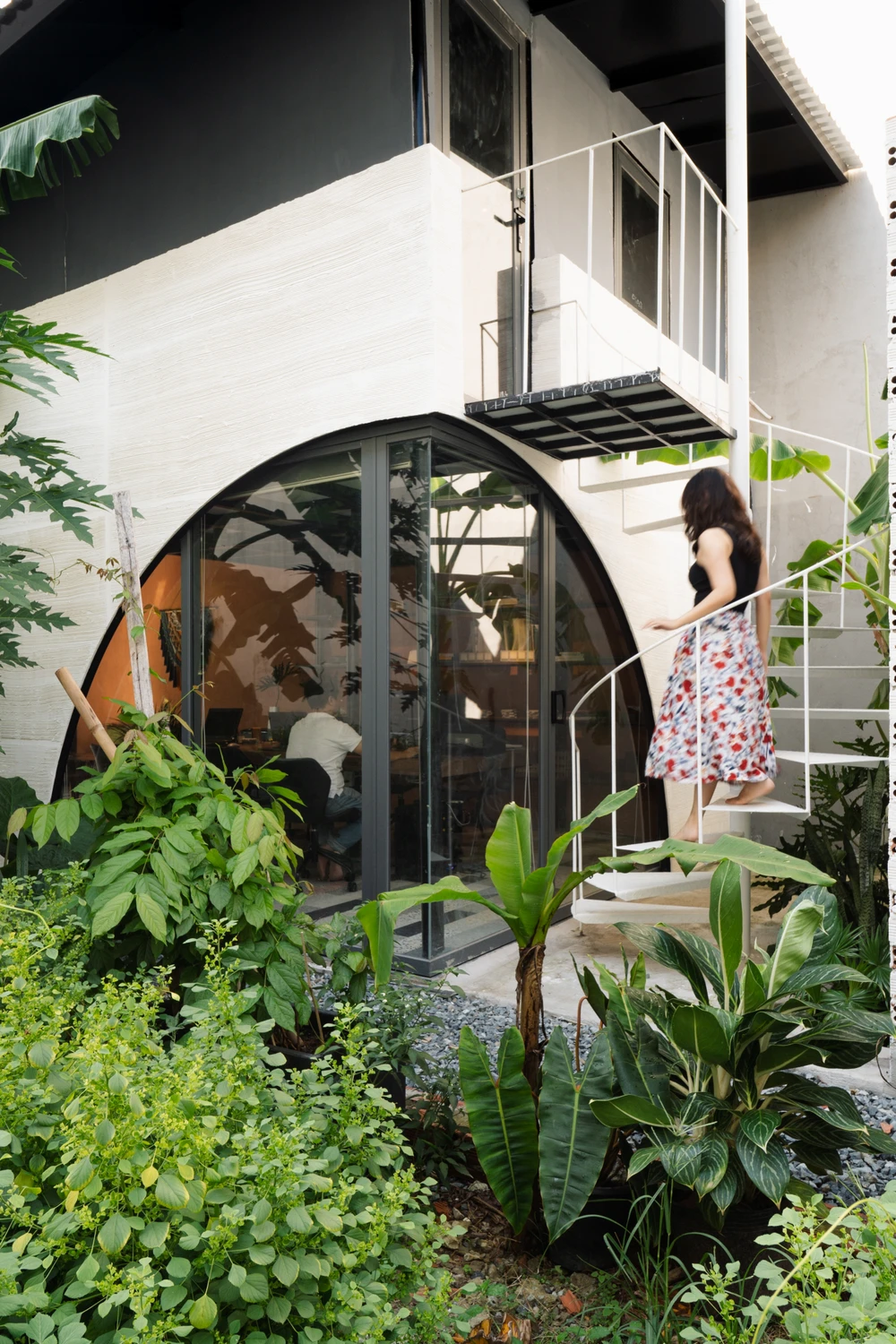 Đội ngũ kiến trúc sư Hhome.arc muốn mang đến ngôn ngữ kiến trúc trong sự mạnh mẽ có uyển chuyển mềm mại.